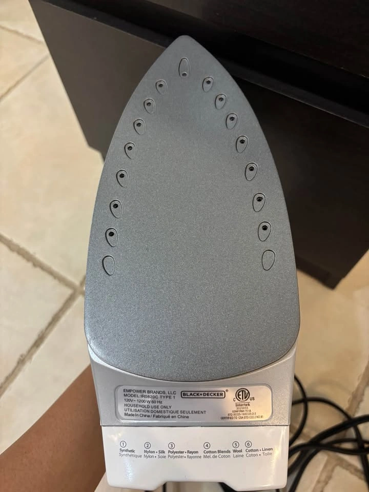 MOVING SALE Black+Decker IR0820C Steam Iron - photo 2