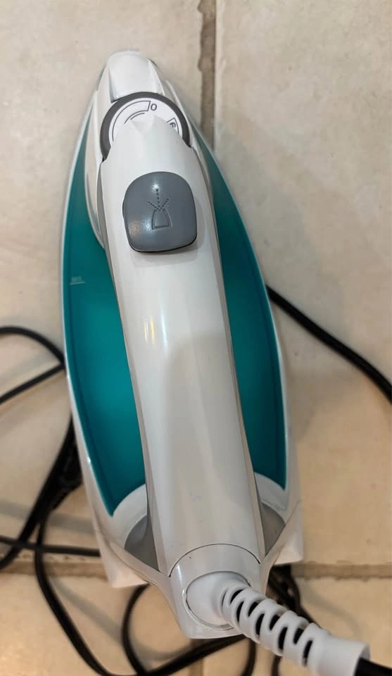 MOVING SALE Black+Decker IR0820C Steam Iron - photo 3