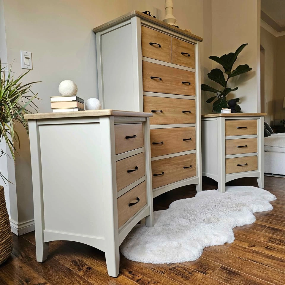 Refinished Solid Maple Bedroom set: Dresser and 2 Nightstands - photo 2