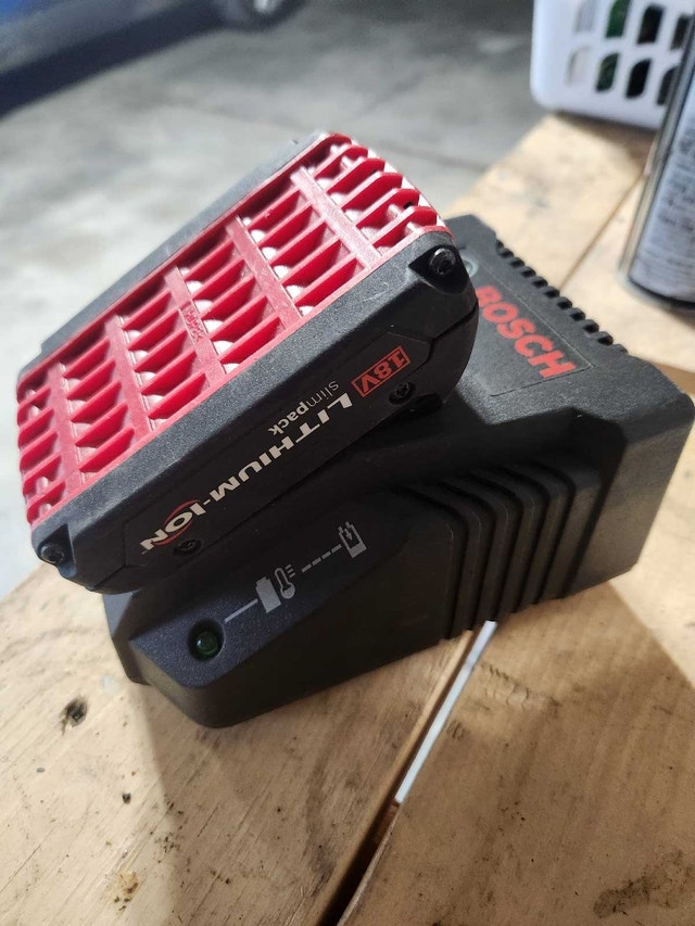 Bosch 18V Battery and Charger - photo 2