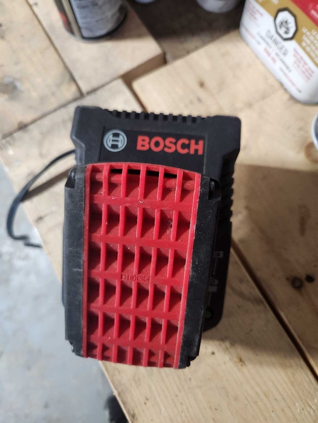 Bosch 18V Battery and Charger - photo 3