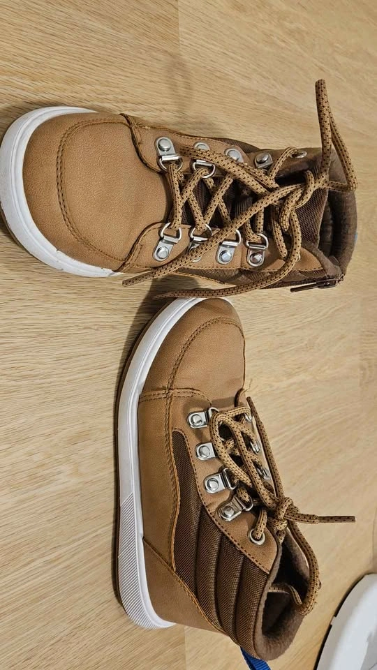 Buy 2 shoes, Get 1 table for free - photo 2