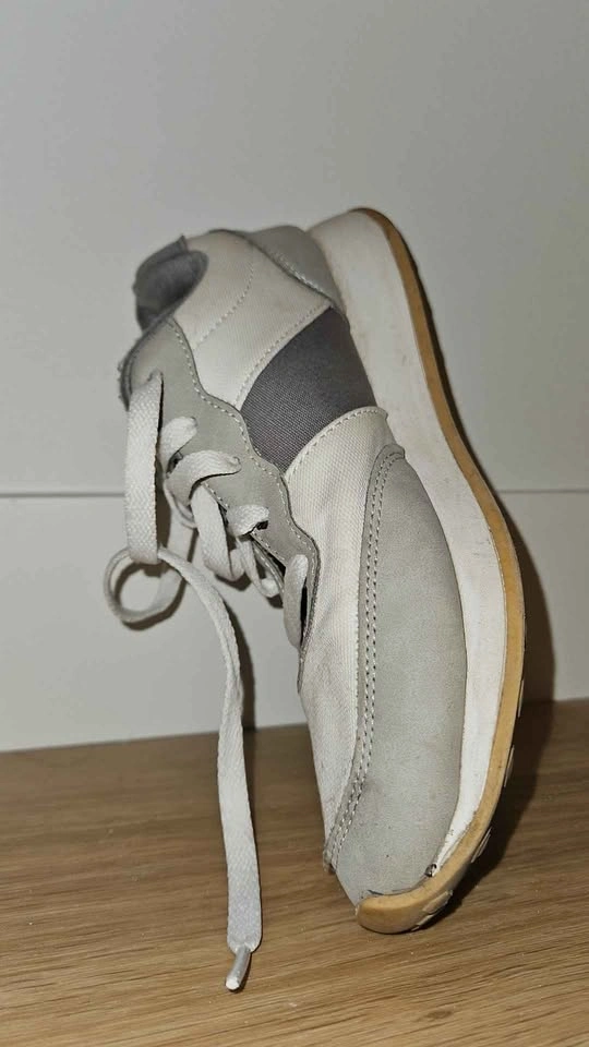 Buy 2 shoes, Get 1 table for free - photo 4