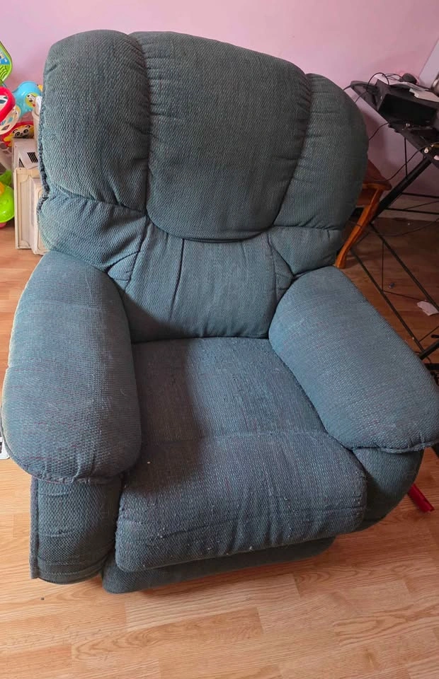 Vintage La-Z-Boy Reclining Couch + Chair - photo 3