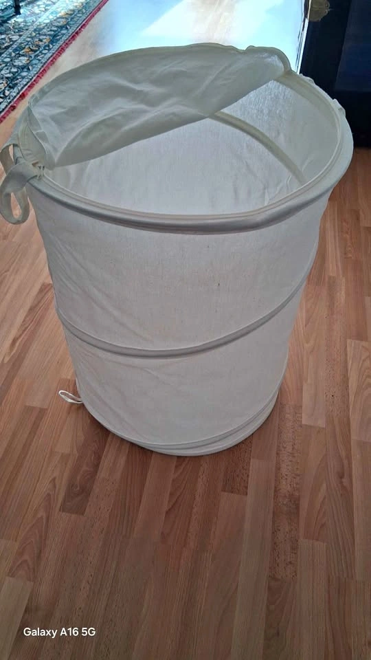Laundry hamper