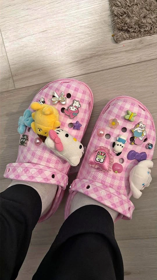Crocs Hello Kitty Size 10 $90