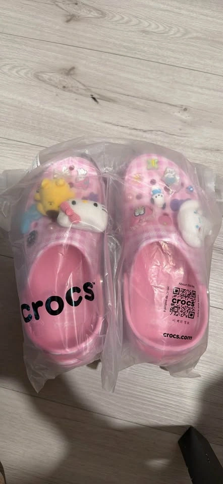 Crocs Hello Kitty Size 10 $90 - photo 2