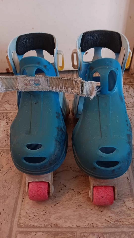 Vintage Fisher-Price Little People Adjustable Roller Skates - photo 2