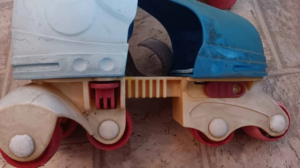 Vintage Fisher-Price Little People Adjustable Roller Skates - photo 4