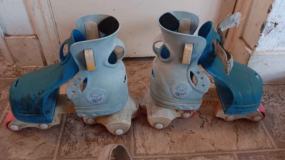 Vintage Fisher-Price Little People Adjustable Roller Skates - photo 5