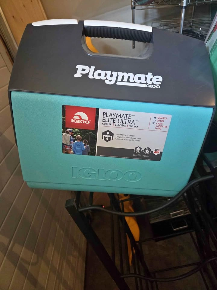 Igloo Playmate 7 Quart Personal Size Cooler