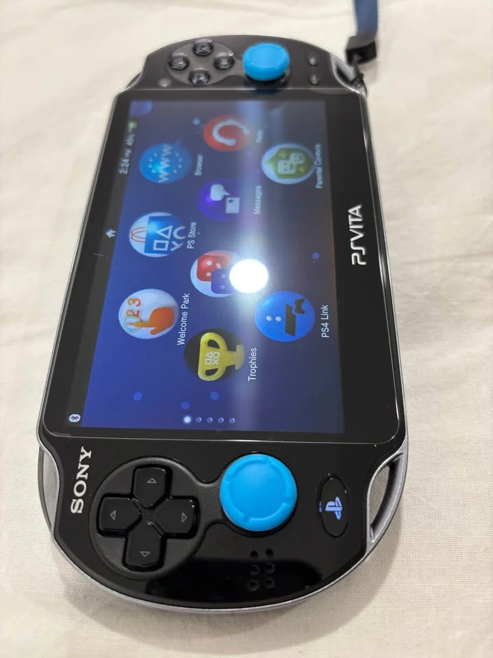 Sony PlayStation Vita (PSVITA 1000) - photo 4