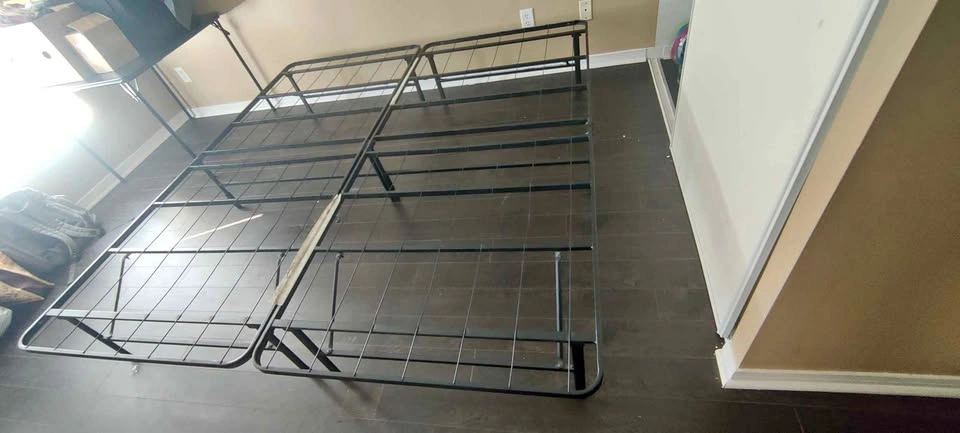 Used good condition king size metal bed frame (80*75 inches)