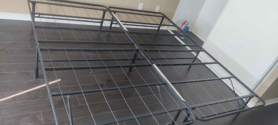 Used good condition king size metal bed frame (80*75 inches) - photo 4