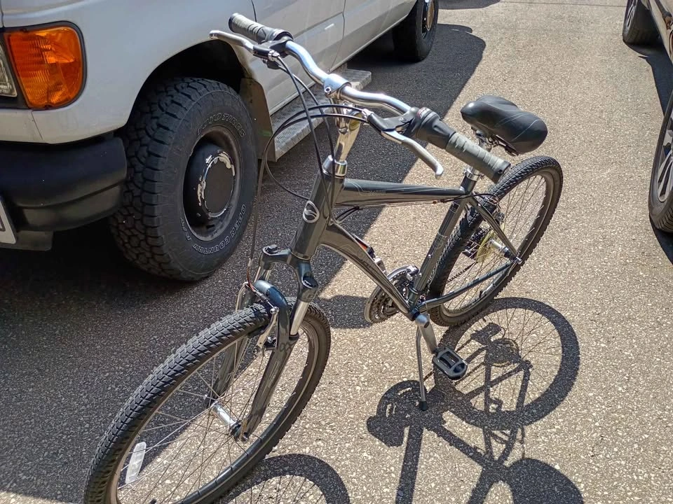 Giant Sedona Hybrid Bike (Medium/Large 18" Frame) - photo 2