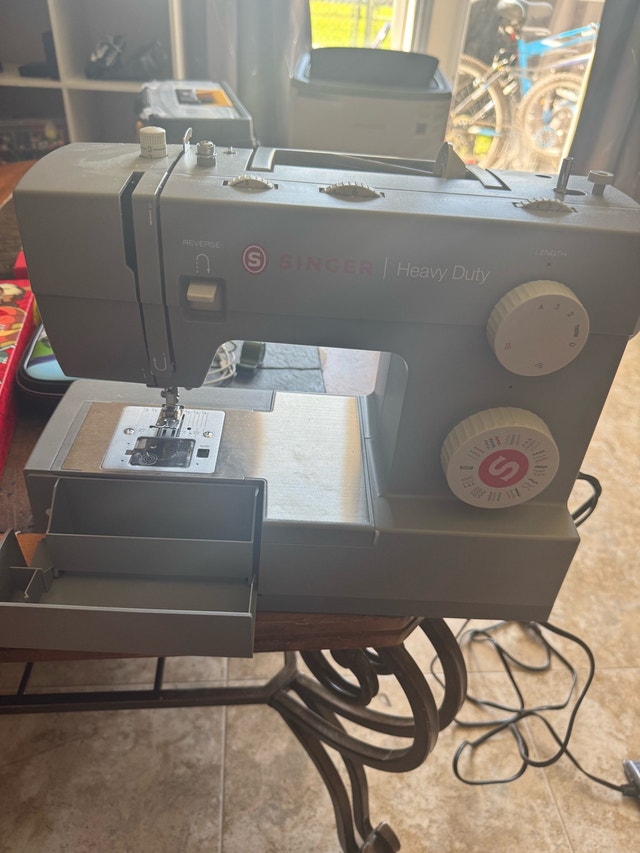 Singer Heavy Duty Sewing Machine - photo 3