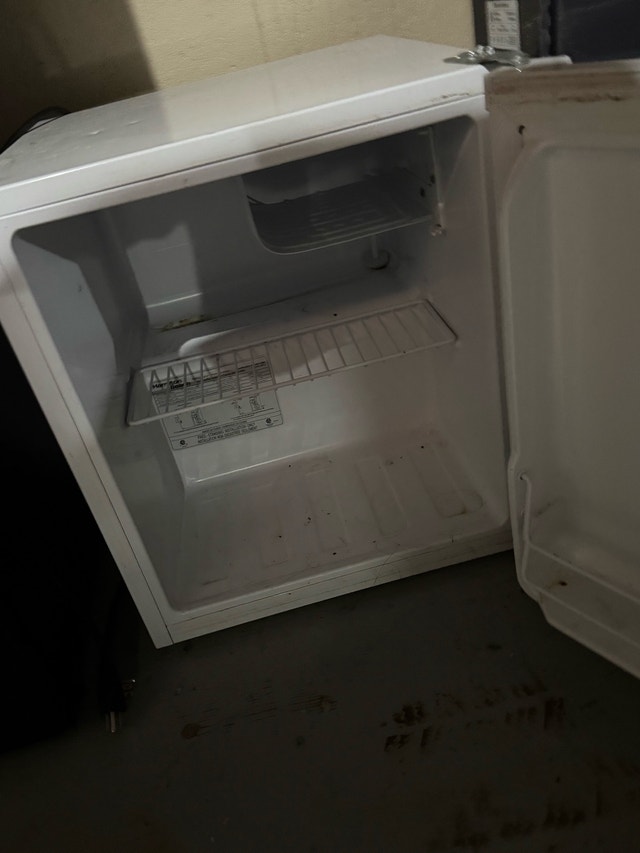 Hamilton Beach Mini Fridge - photo 2
