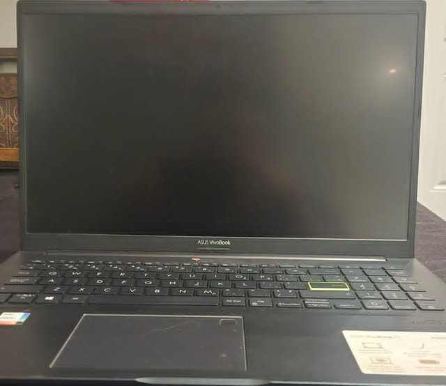 ASUS Vivobook K513 - NEEDS TO BE PLUGGED IN