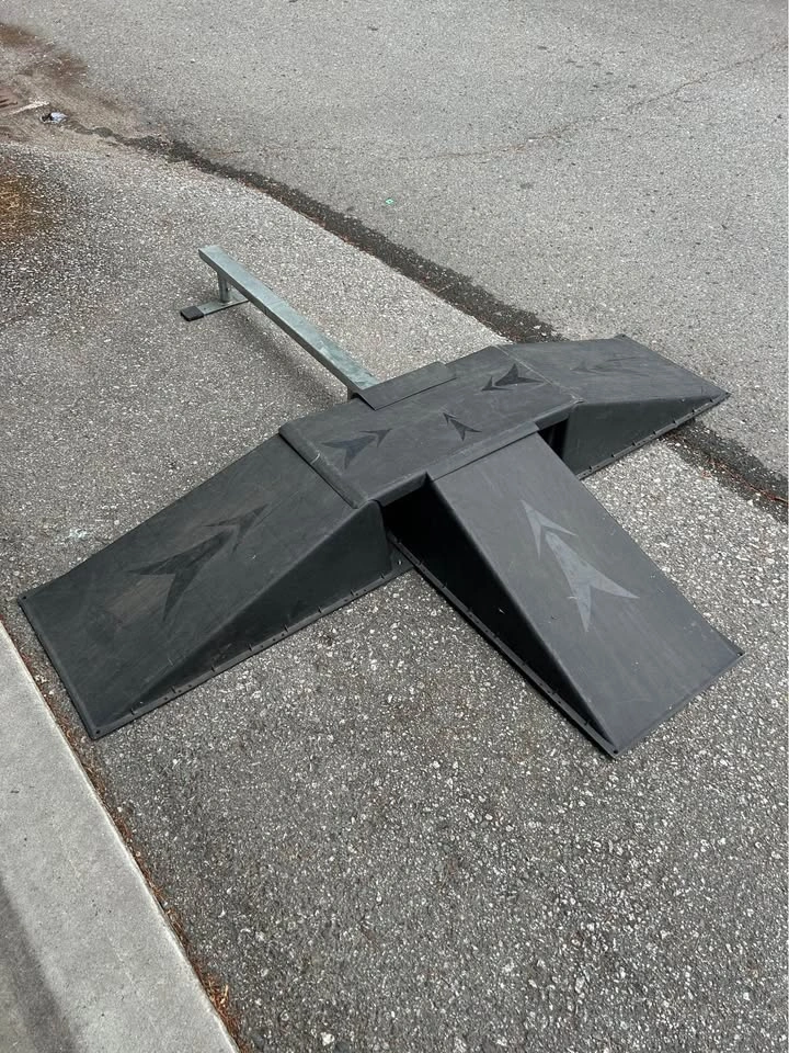 Portable Skate Ramp and Grind Rail Set - photo 4