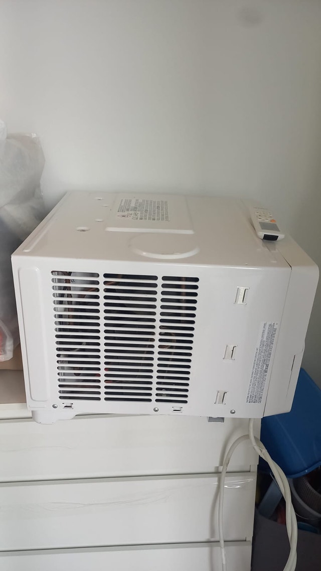 Vissani 10,000 BTU Window AC w/ Remote - Like New - photo 2