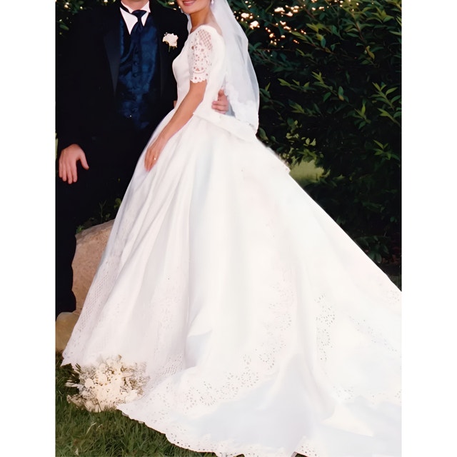 [PRICE DROP] Korean Petite White Lace Ball Gown Wedding Dress - photo 2