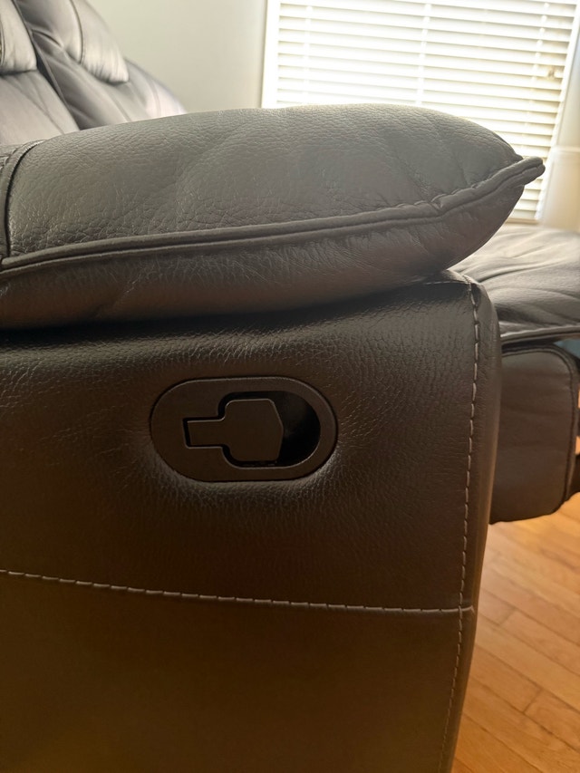 Moveout sale : Recliner 3 seater Leather sofa (manual) - photo 5