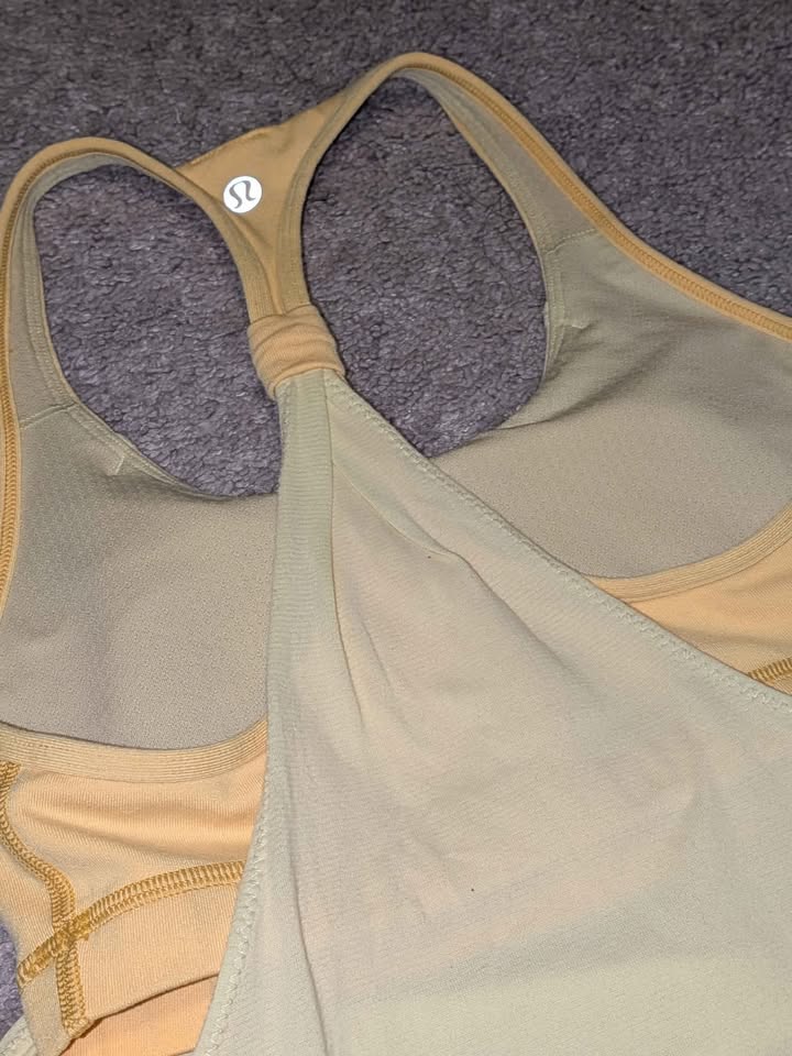 Lululemon racer back tank top with built-in sports bra - photo 4