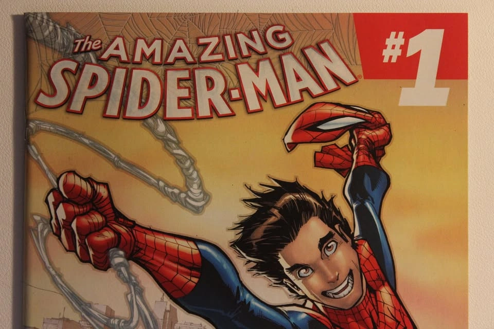 Amazing Spider-Man #1 1st Cameo App of Cindy Moon (Silk) - photo 2