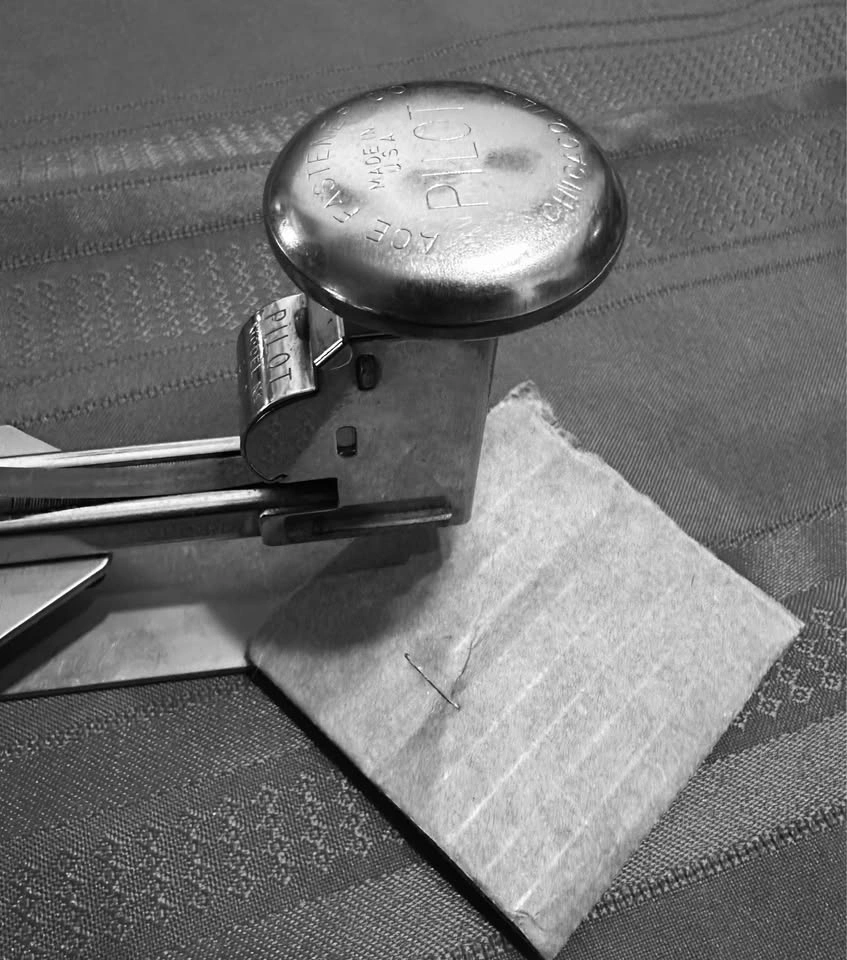 VINTAGE Pilot Ace Fastener Co. Long-reach stapler, Model 412 - photo 3