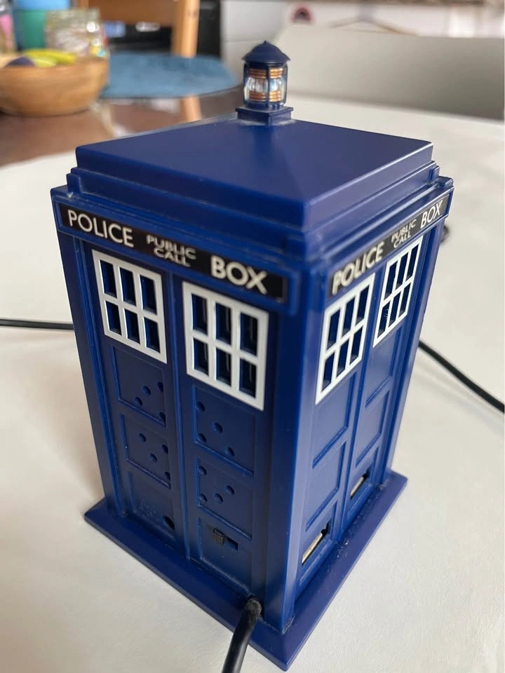 Doctor Who TARDIS USB Charging Station – Zeon Official BBC Licen - photo 2