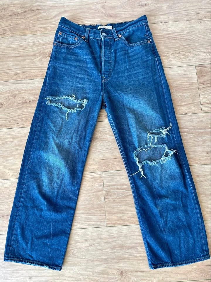 Levi’s Ribcage Straight Cut Distressed Jeans, size 29