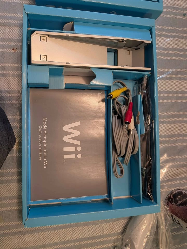Nintendo Wii Console with Wii Sports and Games - photo 5
