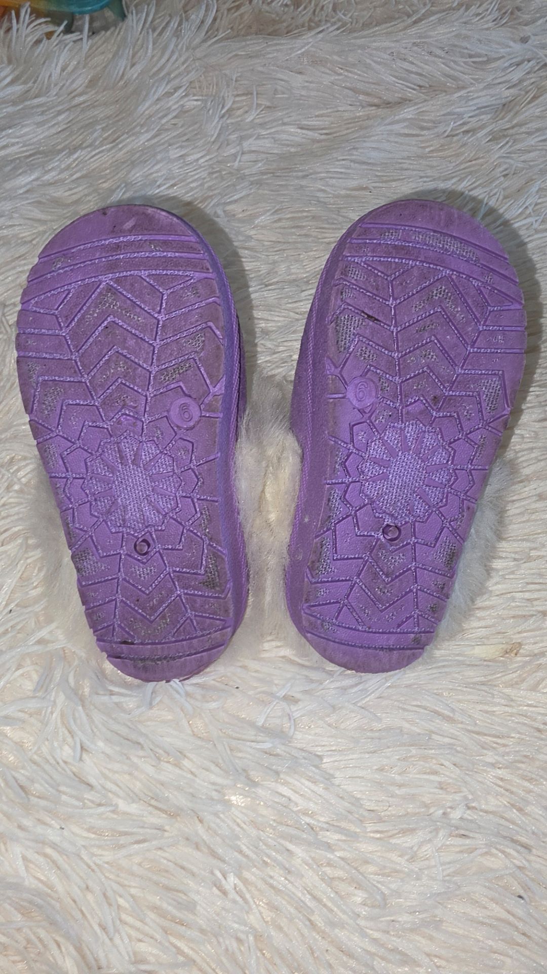 Tahari Furry Slippers 6C - photo 3