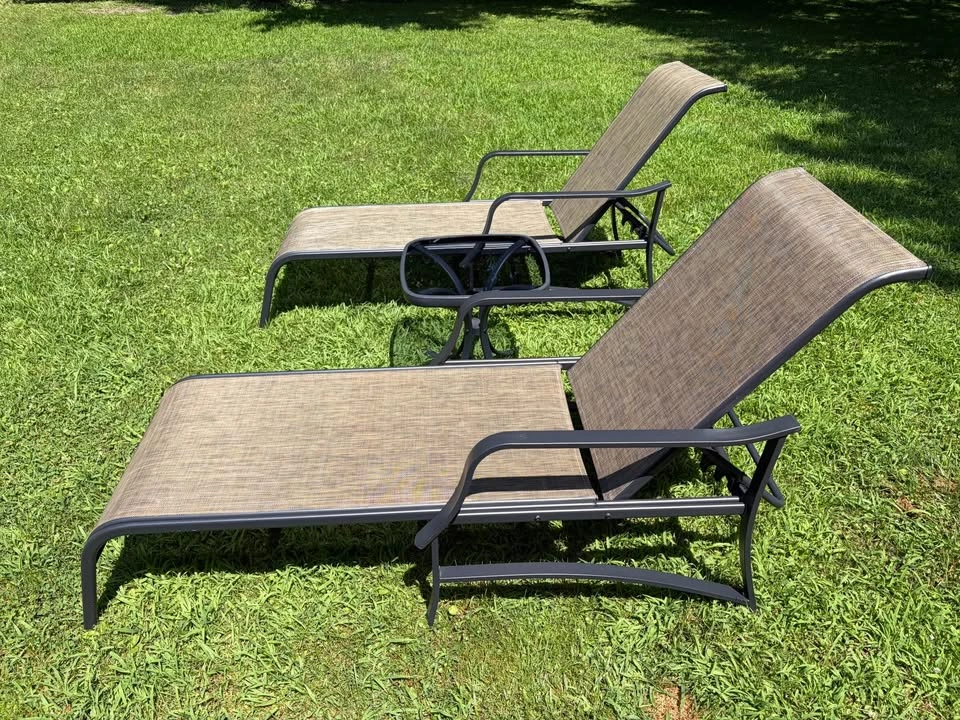 Reclining lounging chairs with side table - photo 2