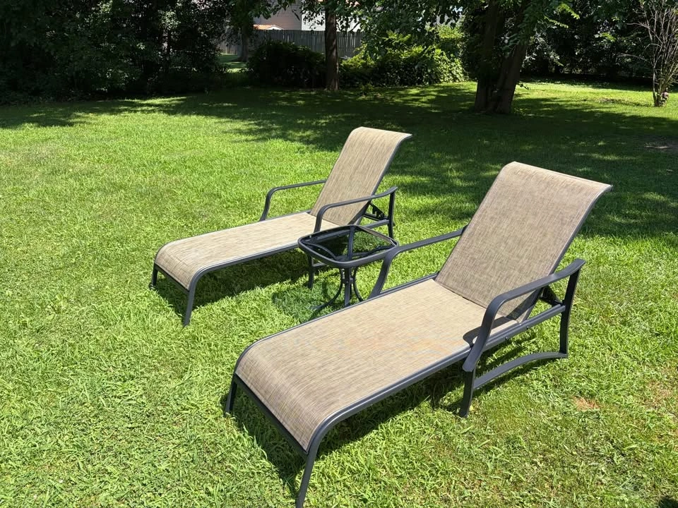 Reclining lounging chairs with side table - photo 3