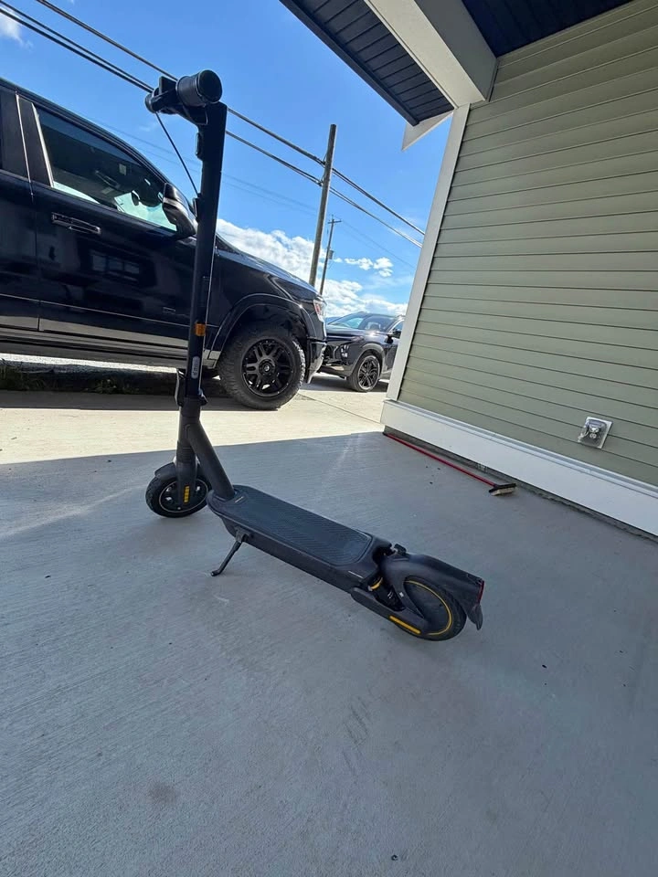 G2 max segway ninebot e-scooter (no trades) with charger
