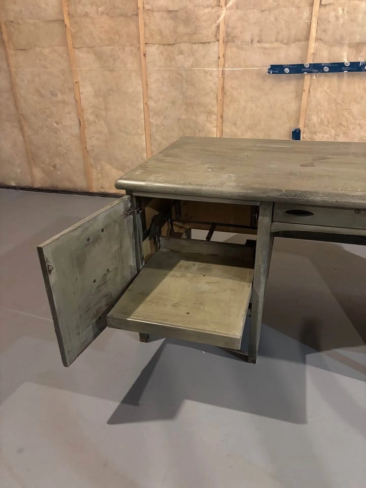 Vintage Solid Wood Executive Desk – Unique Pull-Out Features - photo 3