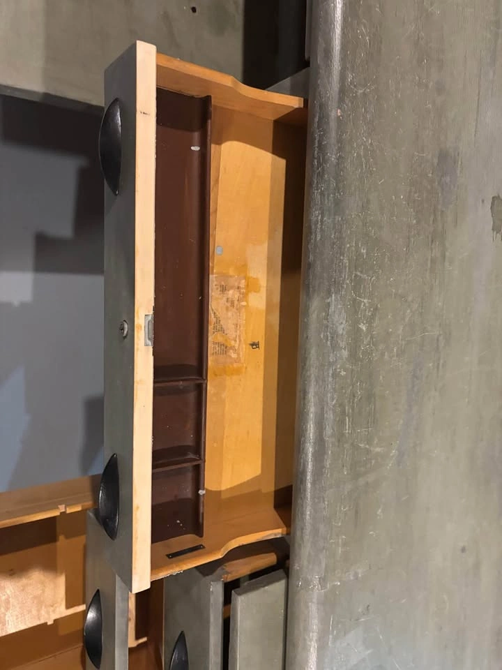 Vintage Solid Wood Executive Desk – Unique Pull-Out Features - photo 5