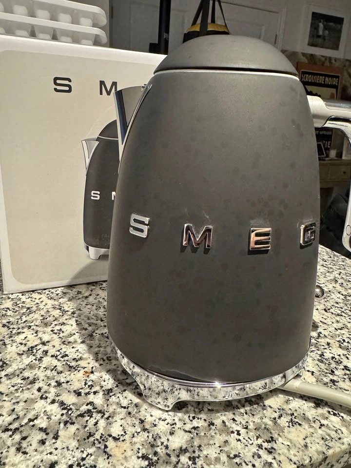 Smeg matte black electric kettle