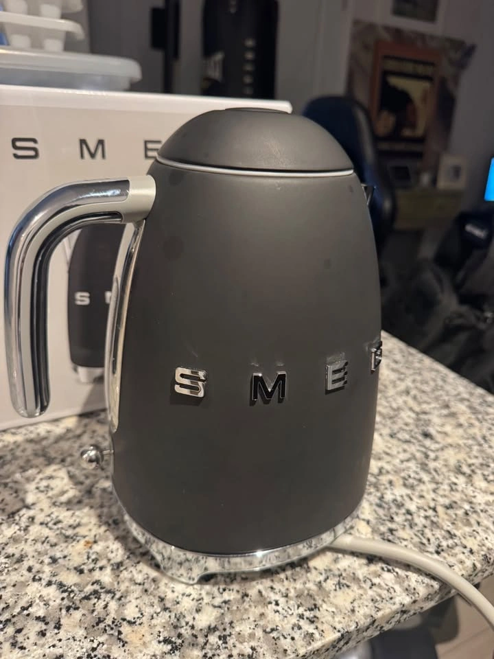 Smeg matte black electric kettle - photo 2
