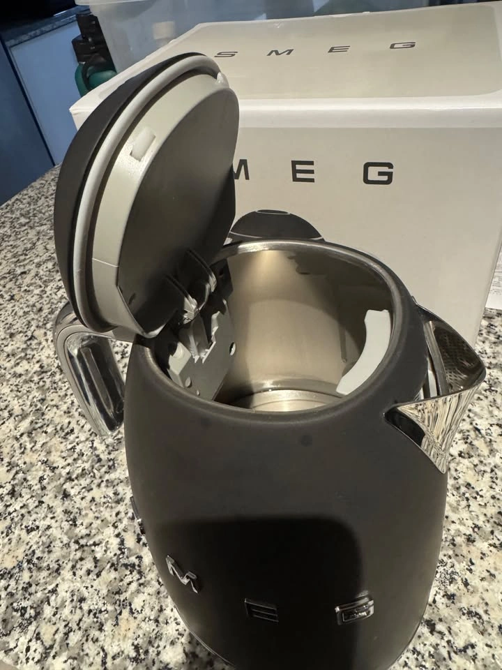 Smeg matte black electric kettle - photo 3