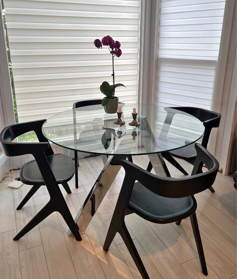 GORGEOUS MODERN GLASS AND CHROME DINING TABLE! (TABLE ONLY)