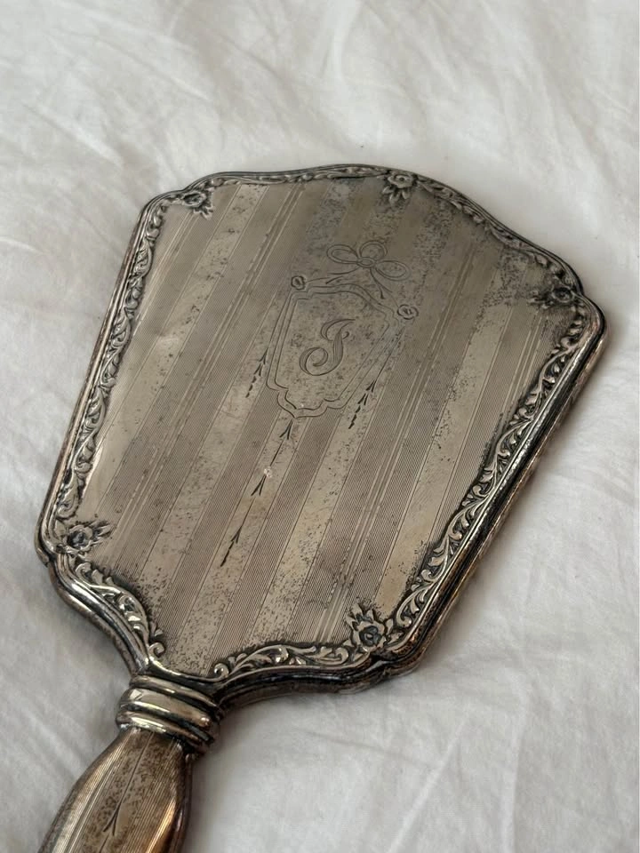 ANTIQUE STERLING SILVER HAND ENGRAVED HAND MIRROR! - photo 2