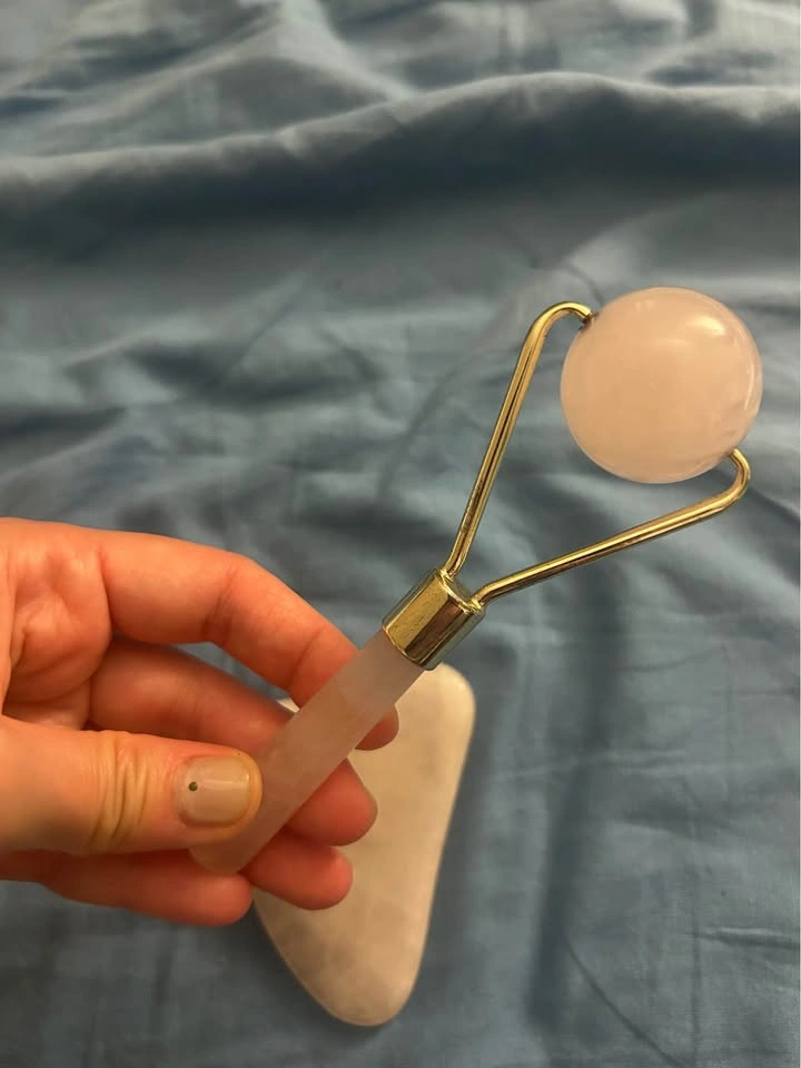 Rose Quartz Gua Sha and Facial Roller Set - photo 2