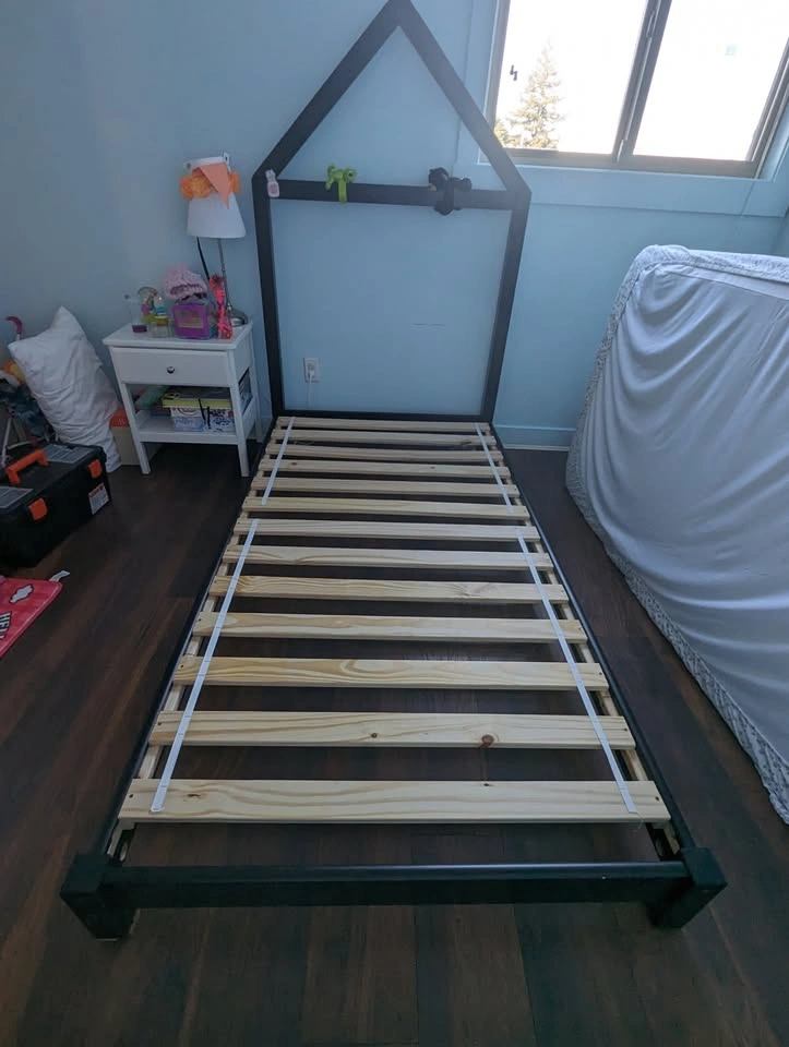 Twin Solid Wood Bed with House Frame Headboard - photo 2