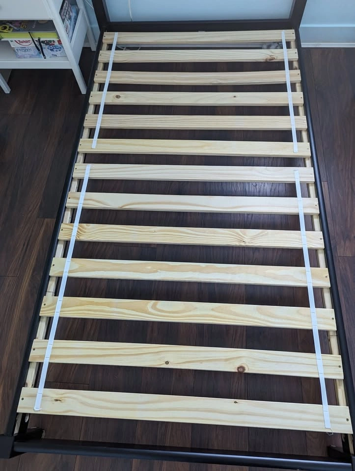 Twin Solid Wood Bed with House Frame Headboard - photo 4