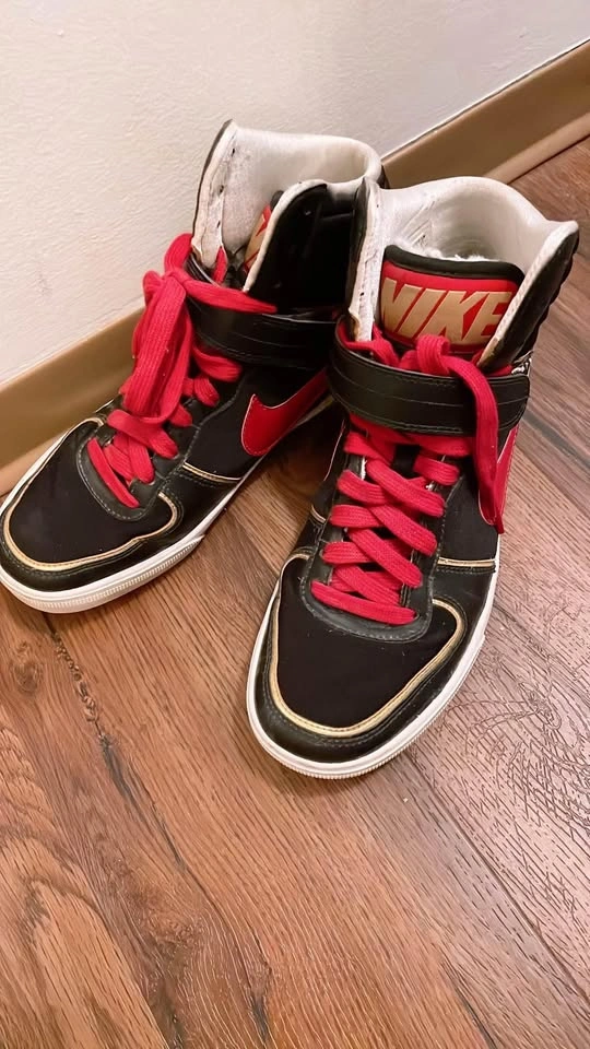 Nike Women’s Sneaker Heart logo