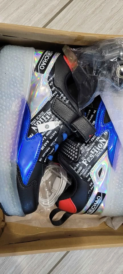 Brand NEW Kids LED Roller Skate Shoes (Size EU 36 / US 4) - photo 3