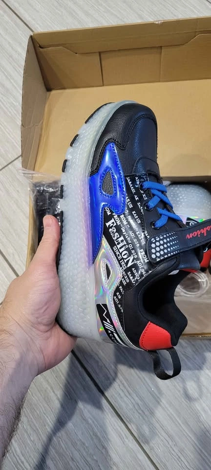 Brand NEW Kids LED Roller Skate Shoes (Size EU 36 / US 4) - photo 4