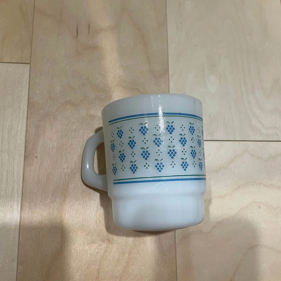 Vintage Milk Glass Mugs - photo 4